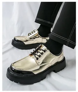Détail de chaussures de ville dorées pour hommes avec semelles crantées noires