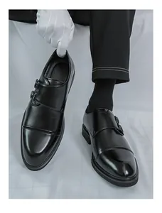 Nahaufnahme von klassischen schwarzen Herren-Business-Schuhen mit Doppel-Monkstrap
