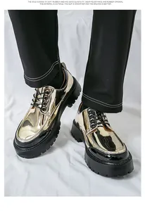 Vue détaillée des chaussures derby à plateforme en cuir verni doré métallisé pour hommes