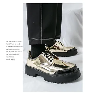 Gros plan de chaussures habillées dorées pour hommes avec semelles noires
