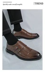 Detailansicht der braunen Monkstrap-Schuhe für Herren mit eleganter Holzmaserung