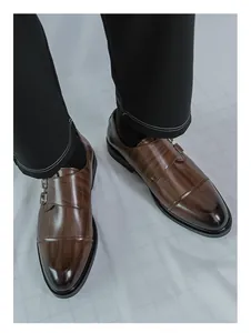 Detailansicht brauner Herren-Business-Schuhe mit doppelter Schnalle und Holzmaserung