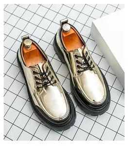 Vue détaillée de chaussures habillées dorées métallisées avec semelles plateformes noires