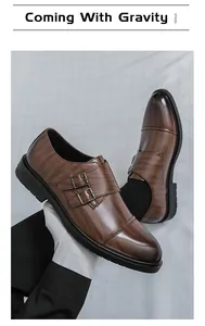 Detailansicht der braunen Monkstrap-Herrenschuhe mit eleganter Holzmaserung und Schnallen