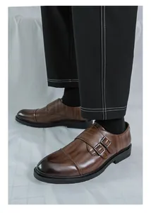 Detailaufnahme der braunen Herren Double Monkstrap Business Schuhe mit Holzmaserung
