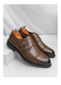 Detailansicht brauner Doppel-Monk-Schuhe mit einer einzigartigen Holzmaserung-Oberfläche