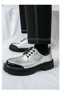 Vue détaillée de chaussures habillées argentées pour hommes avec semelle crantée noire