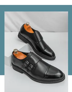 Detailansicht schwarzer Herren-Doppelmonkschuh aus Leder auf weißen Blöcken