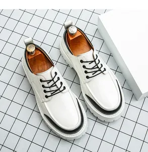 Vue détaillée de chaussures en cuir décontractées blanches avec semelles épaisses et lacets noirs