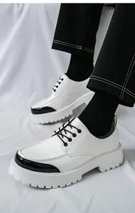 Détail de chaussures compensées en cuir blanc et noir pour homme, chic et décontracté