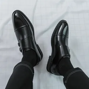 Klassische schwarze Herrenschuhe mit spitzer Kappe und Doppel-Monk-Strap