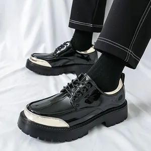 Chaussures derby homme en cuir noir brillant avec semelle plateforme et accents argentés