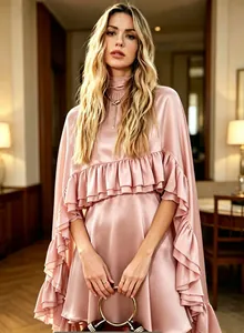 Elegante roze satijnen jurk met verfijnde ruches en een stijlvolle cape-overlay