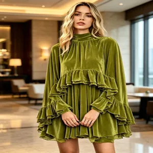 Elegante olijfgroene fluwelen mini-jurk met ruches en een stijlvolle hoge kraag.