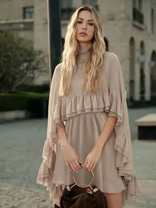 Elegante taupe chiffon ruffledjurk, tweedelige set met cape-stijl overlay voor dames