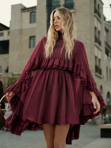 Elegant bordeauxrood chiffon tweedelig jurkje met ruches en cape-mouwen voor zomer