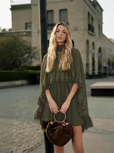 Elegante olijfgroene chiffon tweedelige jurkset met ruches en bijpassende onderjurk.