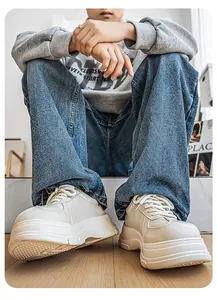 Close-up van off-white chunky plateau derbyschoenen voor heren in een casual streetwear look.