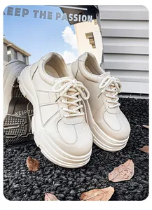 Detailopname van beige heren derby schoenen met dikke platformzool en trendy ontwerp