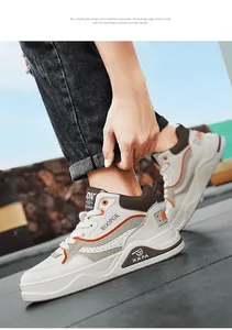 Vista dettagliata di sneakers alte da uomo con suole spesse e accenti arancioni