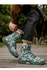 Tarnfarbene Herren-Wanderstiefel, hoch geschnitten, in einer Parklandschaft.