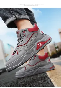 Vista dettagliata di sneaker grigie alte con accenti rossi e suola spessa