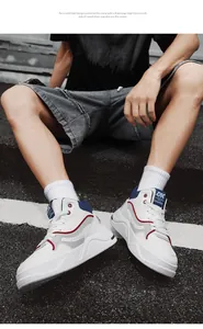 Eleganti sneakers alte da uomo bianche con suola spessa indossate da un modello