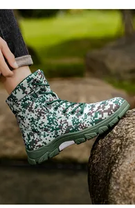 Detailaufnahme des grünen verpixelten Tarnmusters an Outdoor-Wanderschuhen für Herren