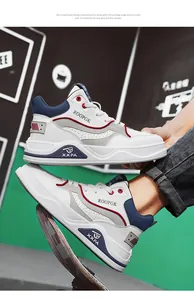 Sneaker alte da uomo bianche con suola spessa e accenti blu, stile casual trendy
