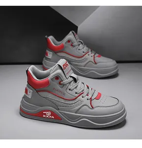 Sneaker alte moderne grigie e rosse da uomo con suola spessa e stile casual sportivo