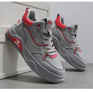 Vista laterale dettagliata delle sneaker alte da uomo grigie e rosse