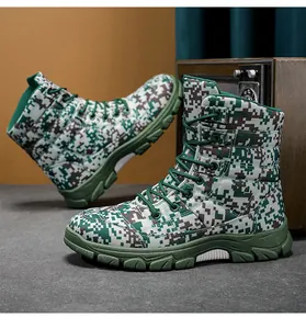 Detailansicht der Herren-Wanderstiefel mit Pixel-Camouflage und robuster grüner Sohle