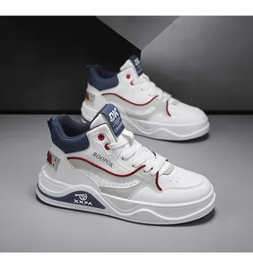 Sneakers alte moderne da uomo in bianco e blu navy con suole spesse per un look casual