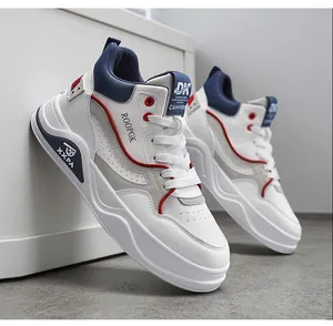 Vista dettagliata di eleganti sneakers alte bianche con accenti blu e rossi decorativi