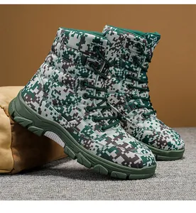 Seitenansicht von hohen Outdoor-Wanderschuhen mit grünem Digital-Tarnmuster-Design