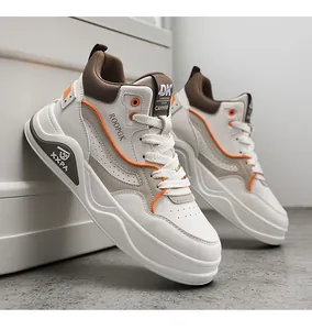 Vista dettagliata delle sneakers alte da uomo alla moda con suole spesse e arancio