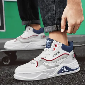 Sneaker alte da uomo eleganti con suola bianca spessa e raffinati dettagli blu scuro