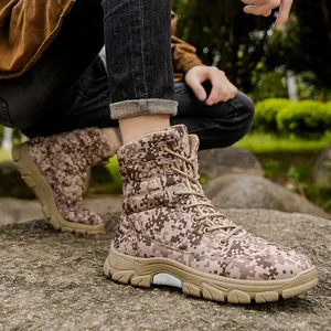 Herren Outdoor-Wanderstiefel mit digitalem Camouflage-Muster und rutschfester Sohle.
