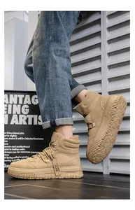 Vista dettagliata scarpe da skate alte color cuoio con suola spessa e camoscio