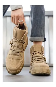 Primo piano di scarpe da skate alte kaki da uomo con suola spessa con zeppa resistente