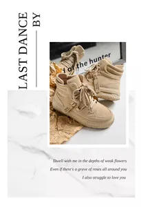 Vista dettagliata di sneaker alte da skateboard color tan su uno sfondo di marmo