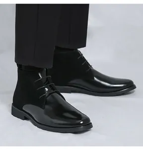 Dettaglio stivaletti neri premium da uomo in pelle e camoscio con design a pannelli misti