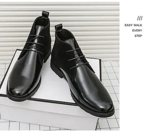 Dettaglio stivali da uomo neri business casual con cuciture in pelle e camoscio