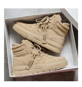 Sneaker alte in pelle scamosciata kaki presentate in una scatola bianca con dettagli