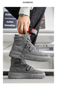 Primo piano di scarpe da skateboard alte grigie da uomo con suola spessa e dettaglio cinturino.