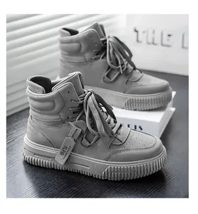 Dettaglio laterale di sneaker grigie alte con zeppa e suola spessa sagomata