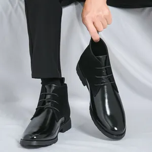Eleganti stivaletti Chelsea neri da uomo con design patchwork in pelle lucida e opaca