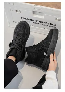 Dettaglio scarpe da skate alte nere con suola spessa e finitura in finto scamosciato