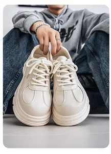 Een gedetailleerde close-up van stijlvolle beige heren Derby-schoenen met dikke platformzolen.