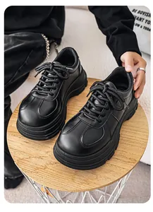 Dichtbij van heren chunky zwarte Derby schoenen met dikke plateauzolen op een houten kruk